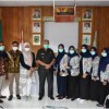 Bupati Kuningan berfoto bersama usai pertemuan dengan tenaga kesehatan Puskesmas Cilebak.